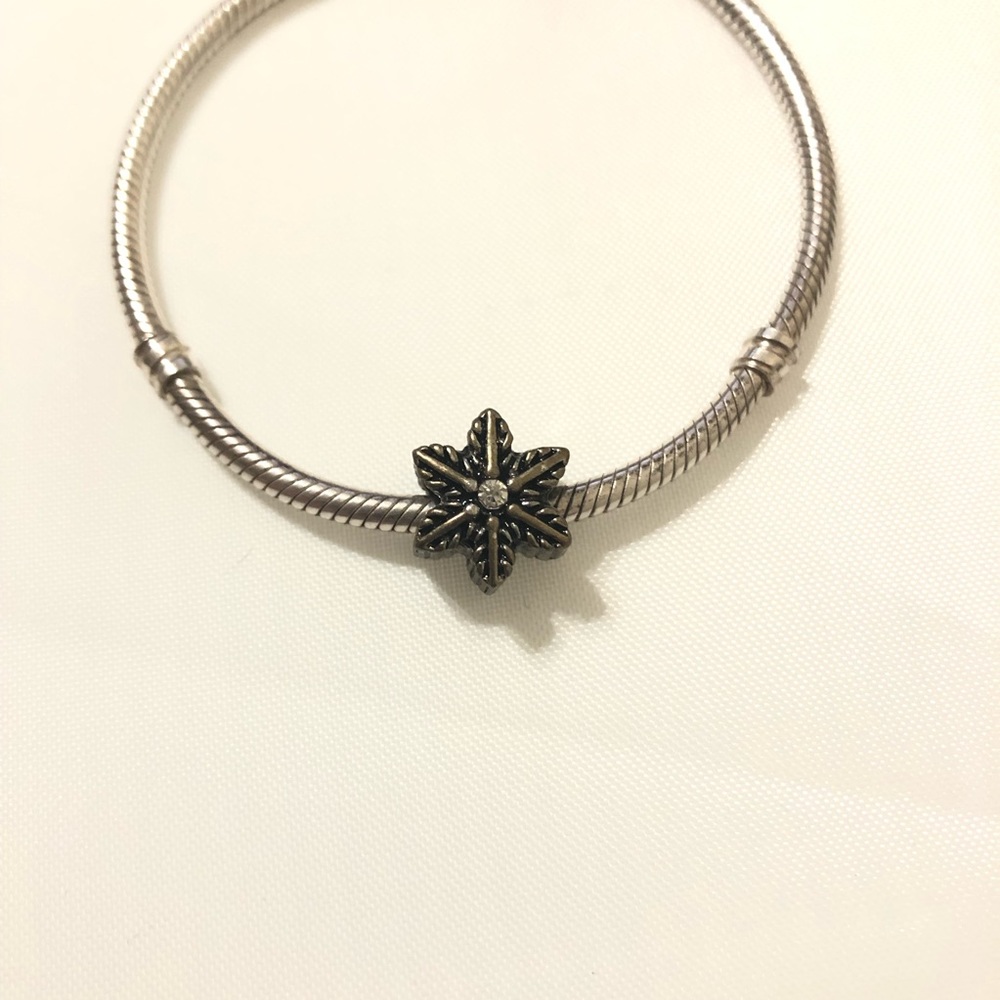 Snowflake charm bead - Picture 2 of 2